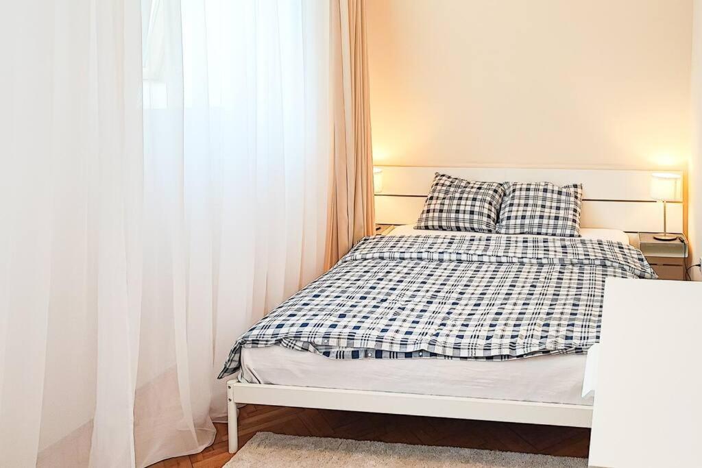 Filinhome Trg Mladenaca Novi Sad Eksteriør billede
